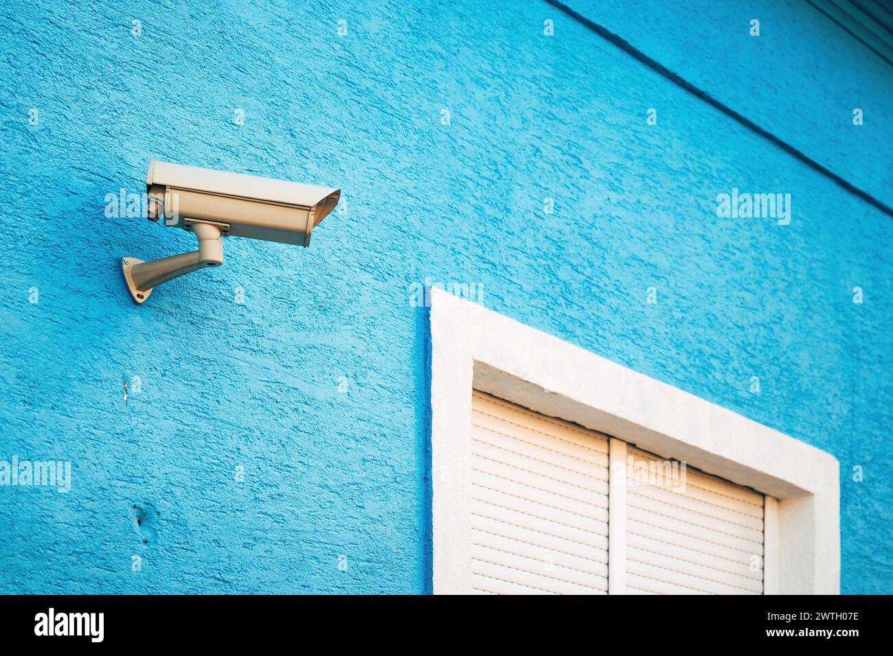 Équipement de caméra de surveillance de sécurité monté sur le mur de la maison bleue, vue à angle bas Banque D'Images