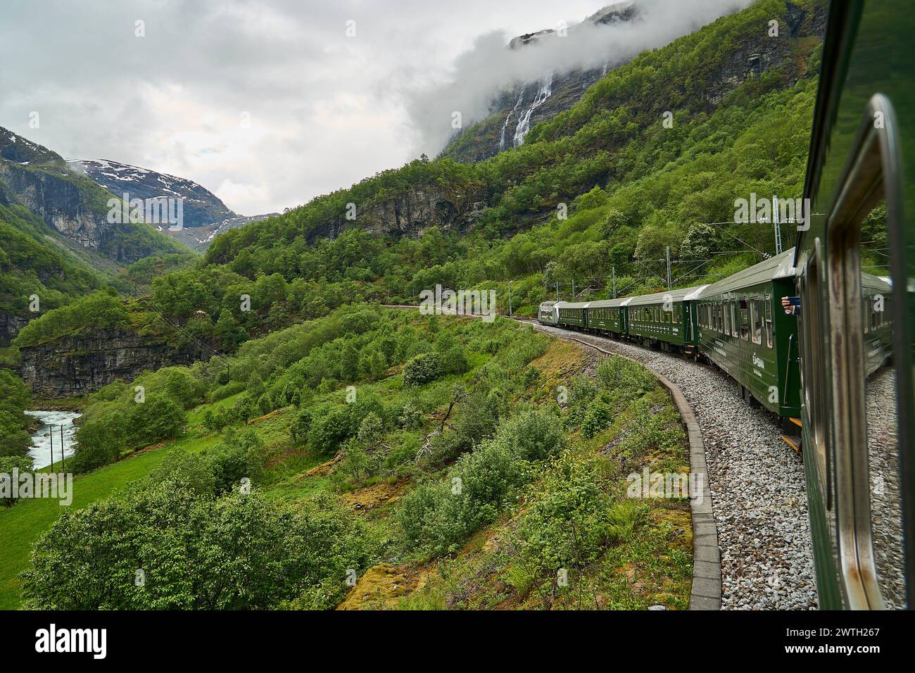 Vue depuis le plus beau voyage en train avec Flamsbana entre Flam et Myrdal dans Aurland menant à travers une vallée spectaculaire du niveau de la mer dans Banque D'Images