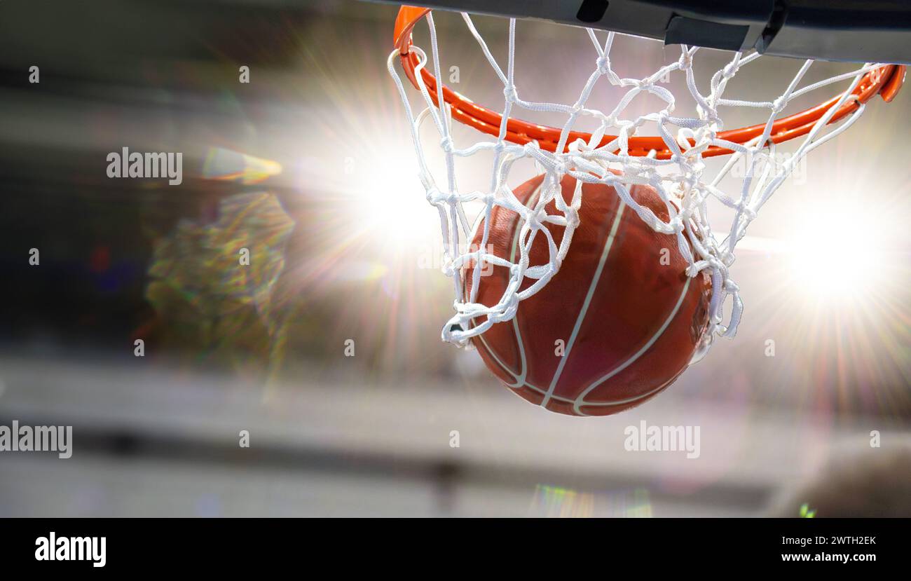 Gros plan d'un atterrissage de basket-ball dans le cerceau (avec espace pour le texte ou le logo) Banque D'Images