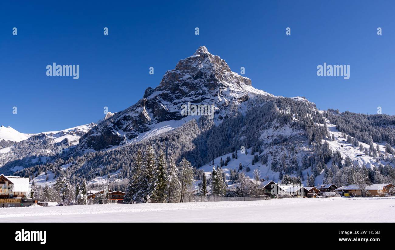Vue vers Bire (2,503 m) au début du printemps ensoleillé depuis le village enneigé de Kandersteg (environ 1,169 m), Oberland bernois, Suisse Banque D'Images