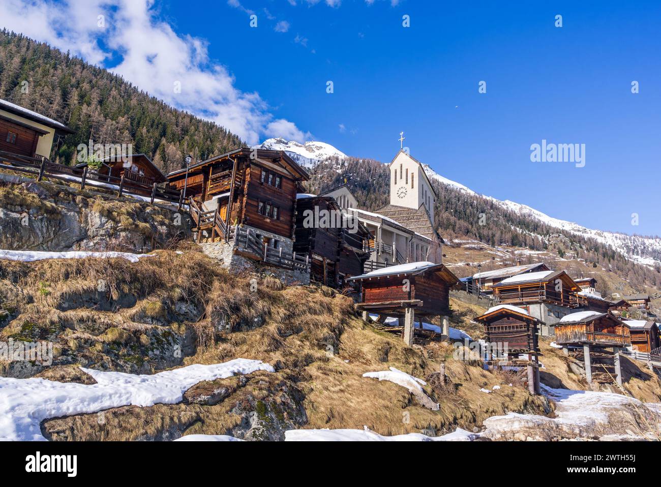 Blatten (1,540 m) est le village le plus haut de la vallée du Lötschental. C'est dans la zone protégée des Alpes Suisses Jungfrau-Aletsch. Canton du Valais, Suisse Banque D'Images