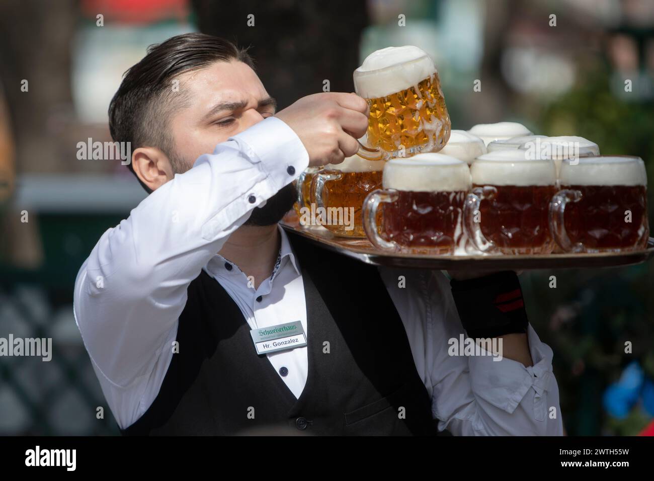 AUTRICHE ; VIENNE ; 20240315 ; les serveurs transportent des tables avec de la bière Budweiser tchèque dans le jardin de la bière du célèbre restaurant Schweizerhaus (Swisshouse) dans le parc d'attractions Prater de Vienne le 15 mars 2024. Le restaurant Schweizerhaus est connu pour son stelzen de porc et sa bière Budweiser pendant l'ouverture de saison. - 20240315 PD17000 crédit : APA-PictureDesk/Alamy Live News Banque D'Images