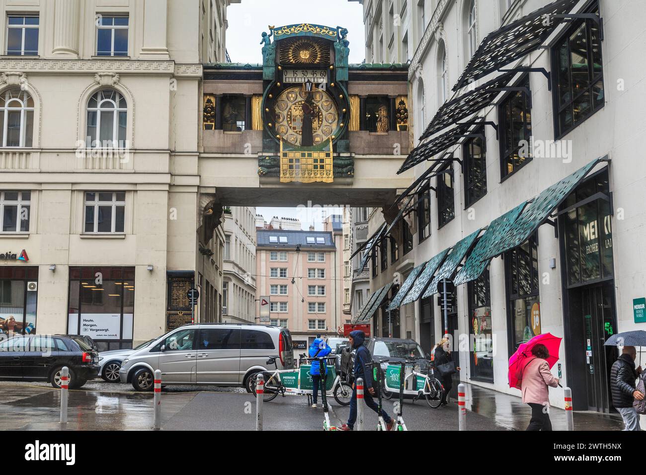 VIENNE, AUTRICHE - 22 MAI 2019 : il s'agit d'un pont entre les bâtiments avec l'horloge artistiquement célèbre d'Ankeruhr sur la place Hohen Markt. Banque D'Images