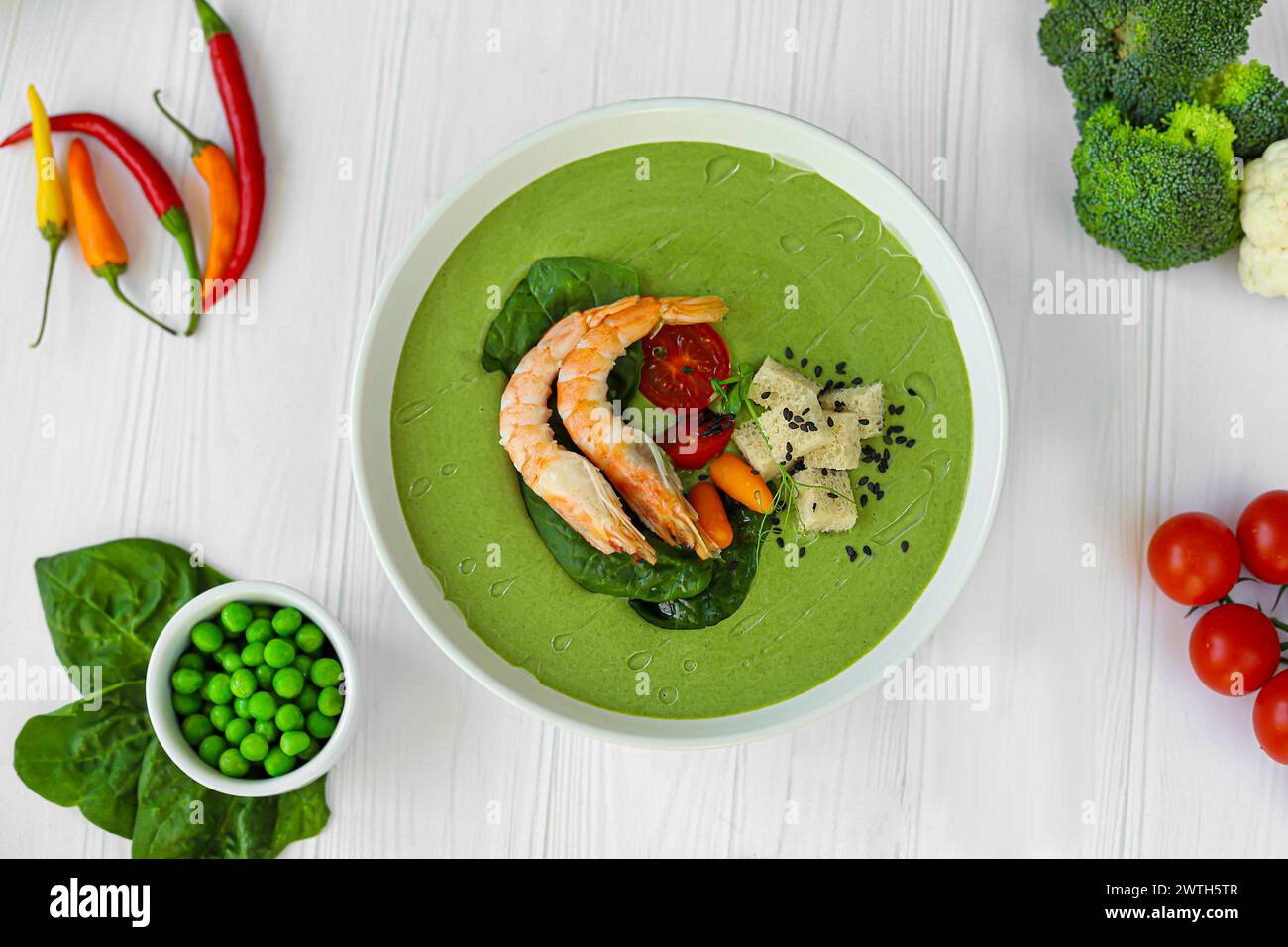 Soupe de fruits de mer avec épinards et croûtons, champignons. Décoré de crevettes. Copier l'espace Banque D'Images