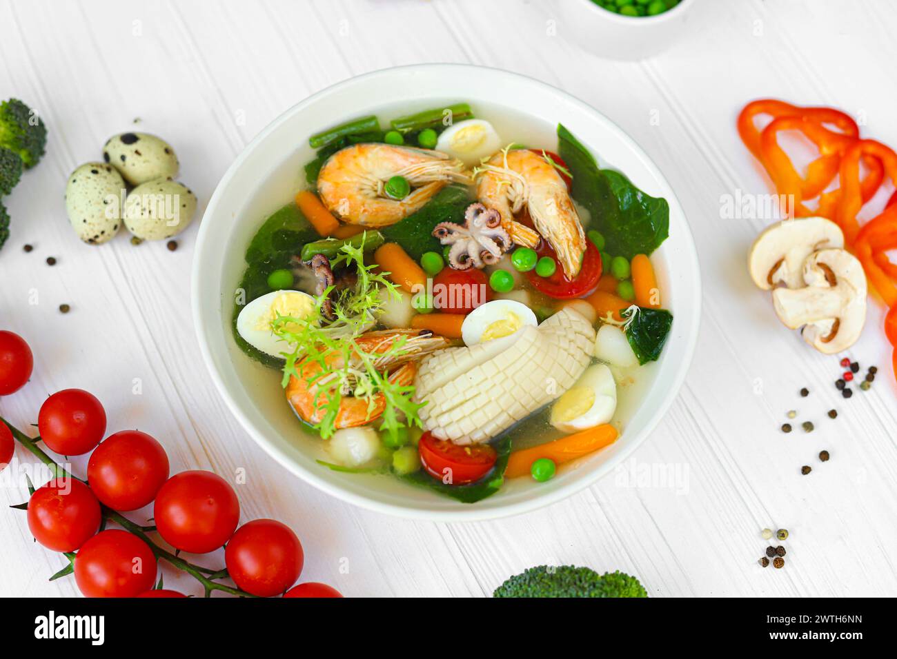Soupe de fruits de mer avec calmars, crevettes et oeufs durs. Aliments diététiques. Copier l'espace Banque D'Images