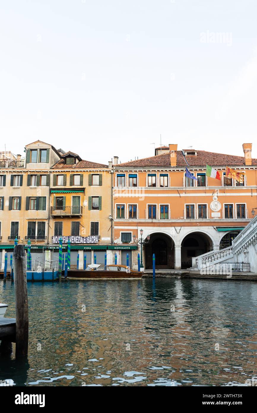 Grand canal de Venise avec drapeaux italiens Banque D'Images