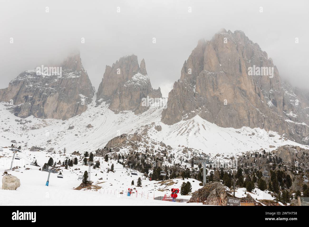 Chalet de ski enneigé dans les montagnes des Dolomites, Italie Banque D'Images