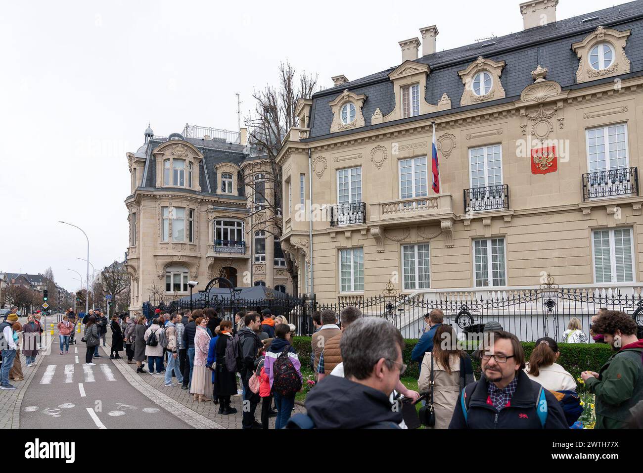 Strasbourg, France. 17 mars 2024. © PHOTOPQR/DNA/Corinne LONGHI ; Strasbourg ; 17/03/2024 ; la file des gens attendant leur tour pour aller voter se prolonge sur le trottoir jusqu'à l'entrée de la clinique de l'Orangerie (230 mètres). Plusieurs ressortissants sont venus d'Allemagne en bus. Leurs délégations locales étant incluses, ils ont rejoint Strasbourg pour pouvoir voter quand même. Élections russes vote au consulat de Strasbourg Strasbourg Strasbourg, France, 17 mars 2024 des gens russes de l'étranger font la queue pour voter pour l'élection présidentielle russe crédit : MAXPPP/Alamy Live News Banque D'Images Strasbourg, France. 17 mars 2024. © PHOTOPQR/DNA/Corinne LONGHI ; Strasbourg ; 17/03/2024 ; la file des gens attendant leur tour pour aller voter se prolonge sur le trottoir jusqu'à l'entrée de la clinique de l'Orangerie (230 mètres). Plusieurs ressortissants sont venus d'Allemagne en bus. Leurs délégations locales étant incluses, ils ont rejoint Strasbourg pour pouvoir voter quand même. Élections russes vote au consulat de Strasbourg Strasbourg Strasbourg, France, 17 mars 2024 des gens russes de l'étranger font la queue pour voter pour l'élection présidentielle russe crédit : MAXPPP/Alamy Live News Banque D'Images