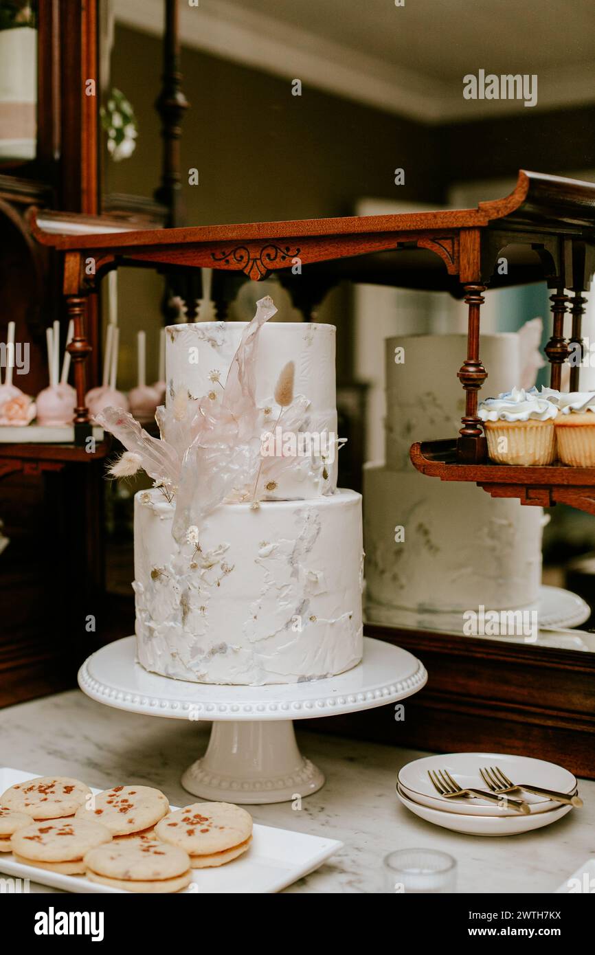 Gâteau de mariage blanc exposé à la réception Banque D'Images