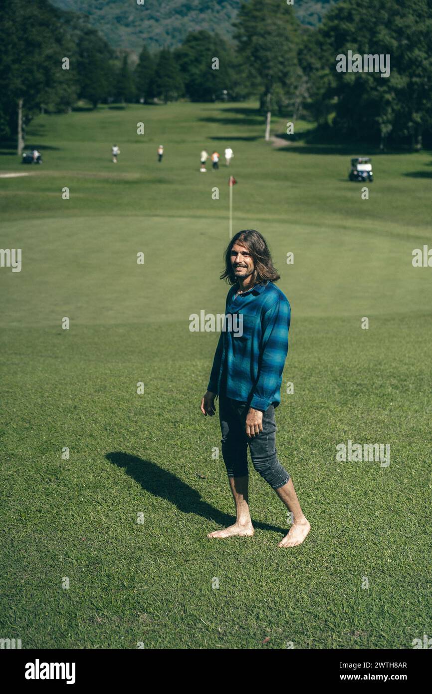 Terrain de golf. Homme pieds nus sur le terrain de golf. Banque D'Images