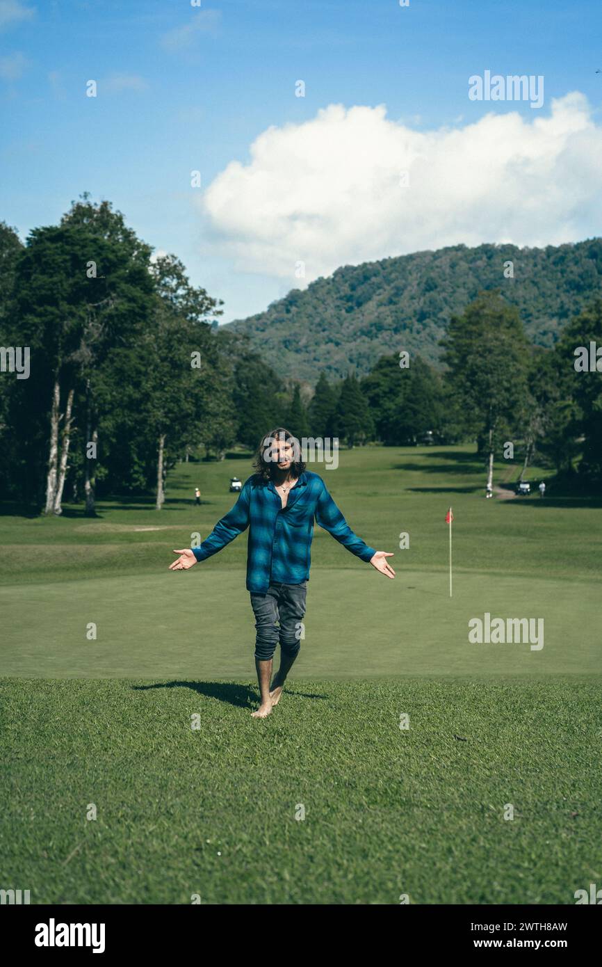 Terrain de golf. Homme pieds nus sur le terrain de golf. Banque D'Images