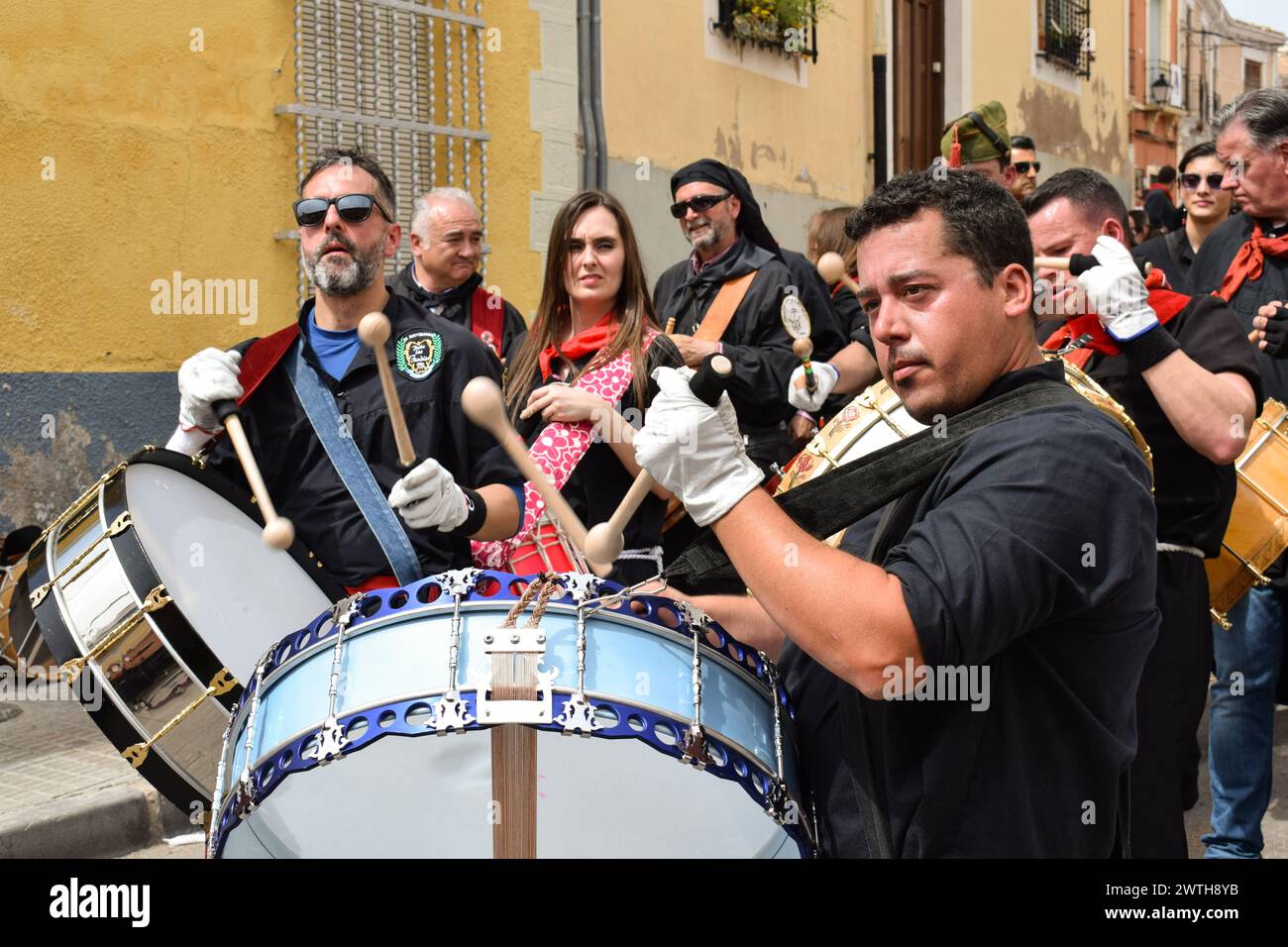 Les gens jouant de la batterie dans la rue pendant la semaine sainte Banque D'Images