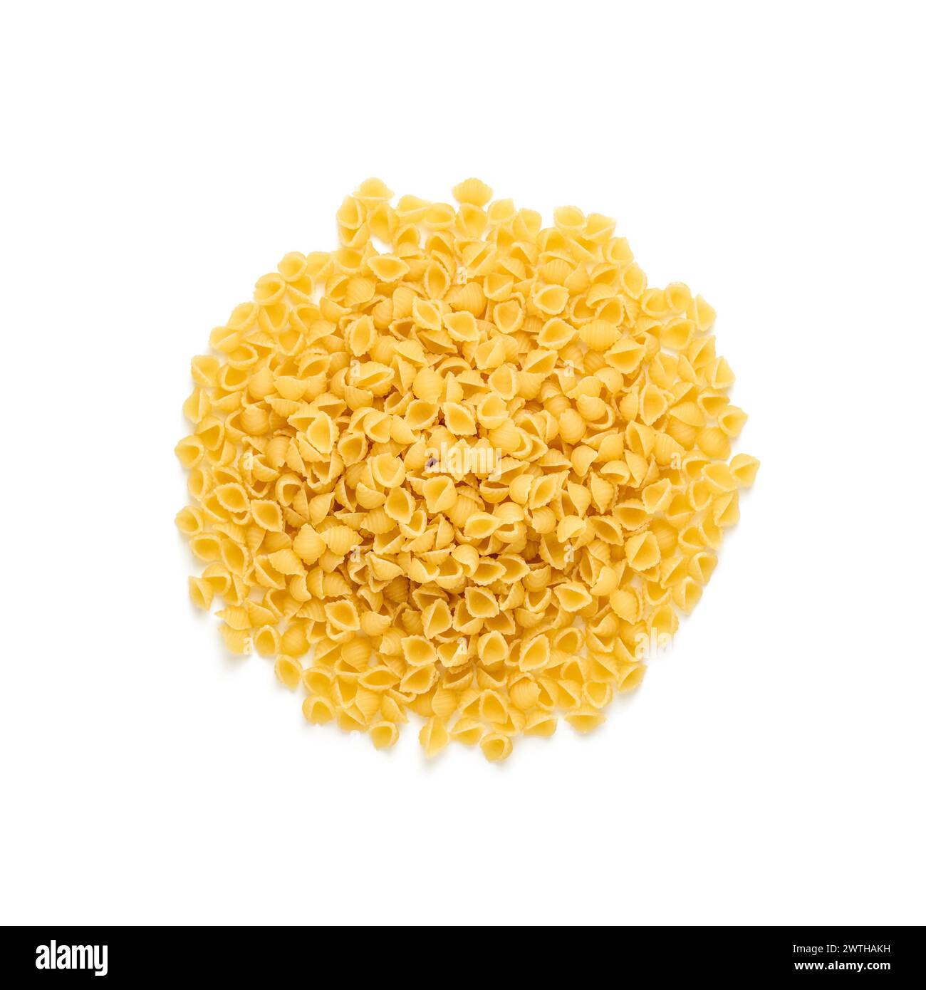Pâtes italiennes conchiglie sur table blanche. Fond de cuisine italienne. Vue de dessus, directement au-dessus Banque D'Images