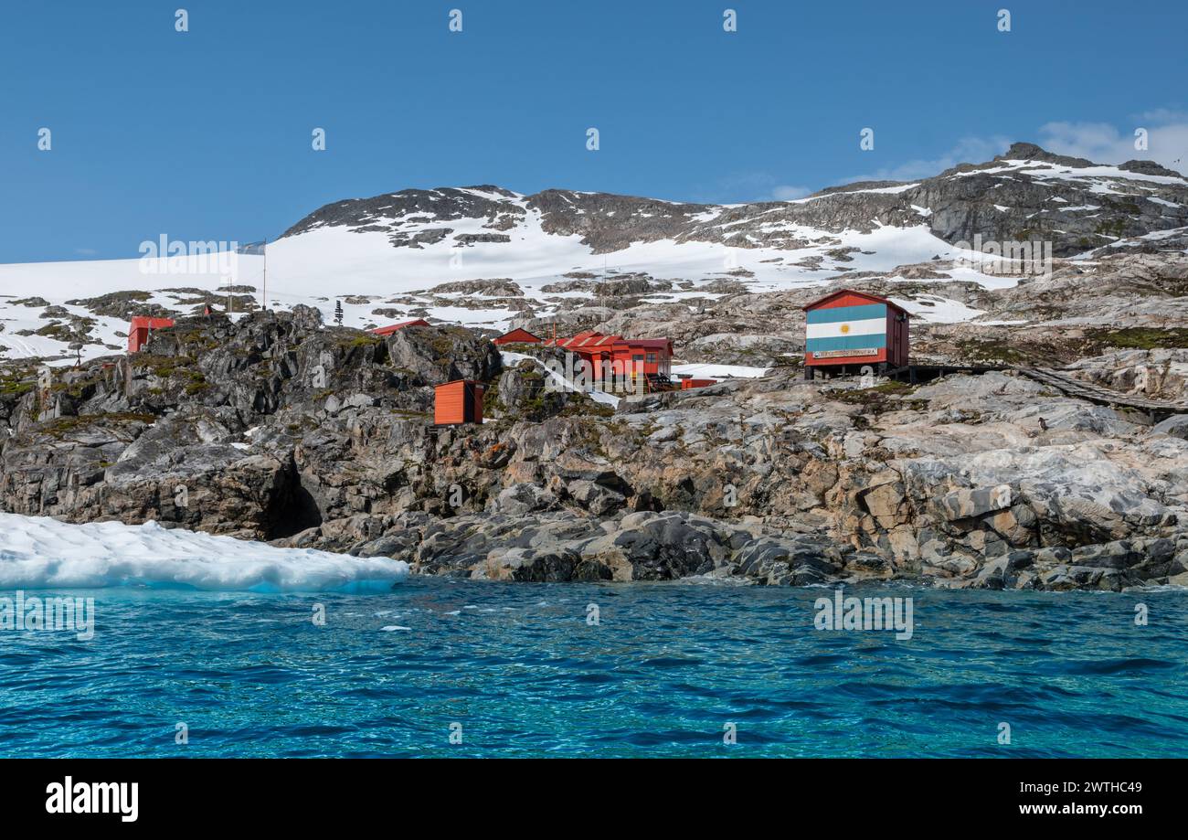 Cierva Cove, Antarctique - 11 janvier 2024 : base Primavera, base antarctique Argentine et station de recherche scientifique sur le cap Primavera, Cierva Cove. Banque D'Images