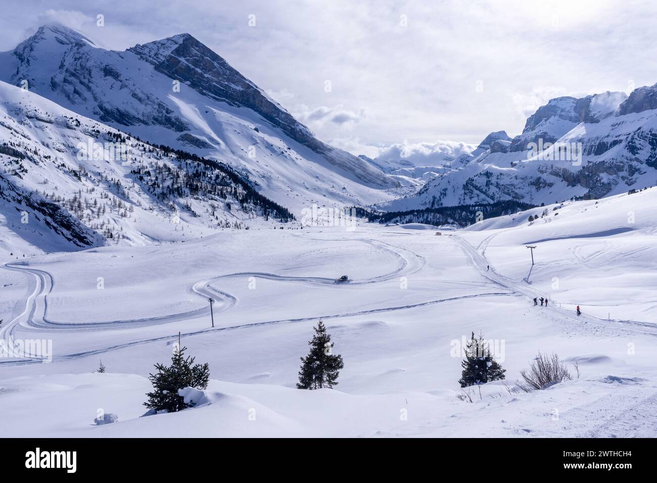 Le domaine de Langlauf (ski de fond) en dessous de Sunnbüel (1,920 m) vers Spittelmatte, Schwarenbach & Gemmipass, près de Kandersteg, Suisse Banque D'Images
