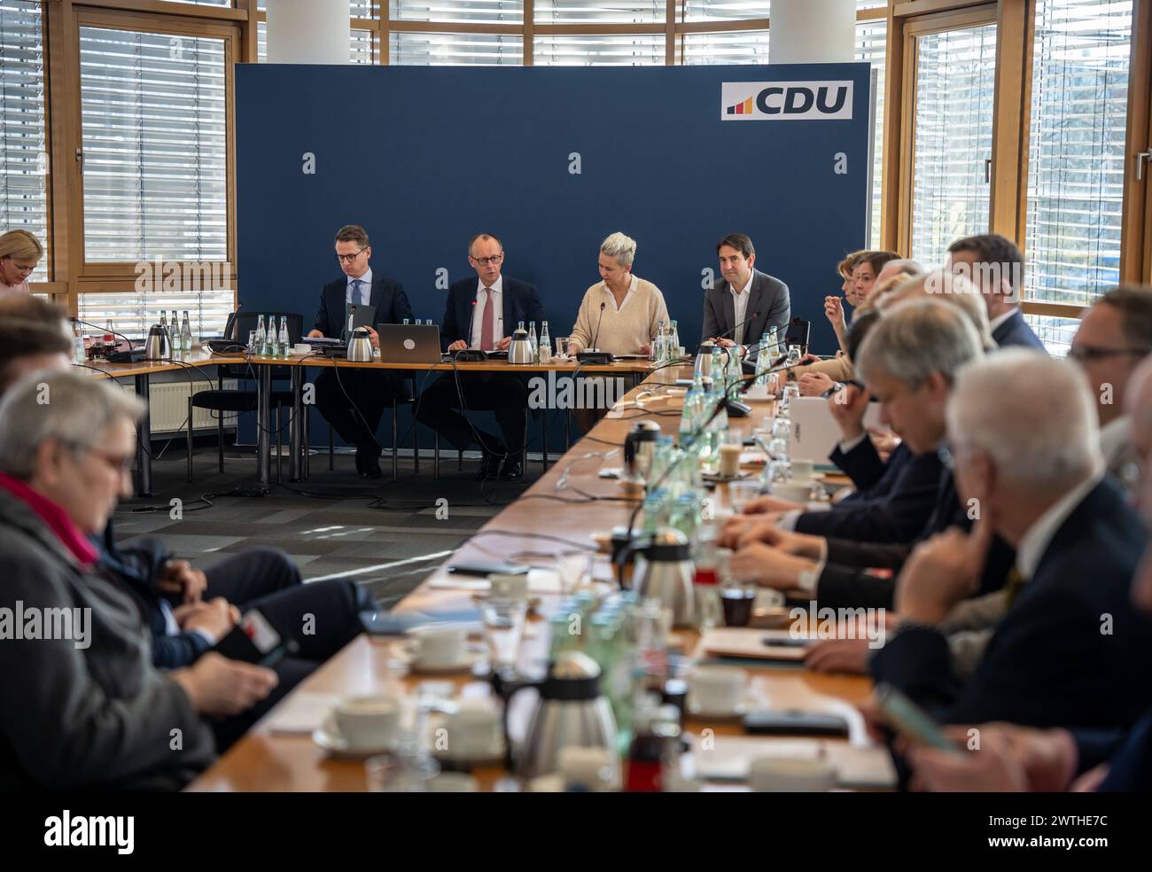 Berlin, Allemagne. 18 mars 2024. Friedrich Merz, président fédéral de la CDU et chef du groupe parlementaire CDU/CSU au Bundestag, intervient au début de la réunion du Comité exécutif fédéral de la CDU. La CDU/CSU veut présenter un nouveau projet pour la réception du crédit de revenu des citoyens : Michael Kappeler/dpa/Alamy Live News Banque D'Images