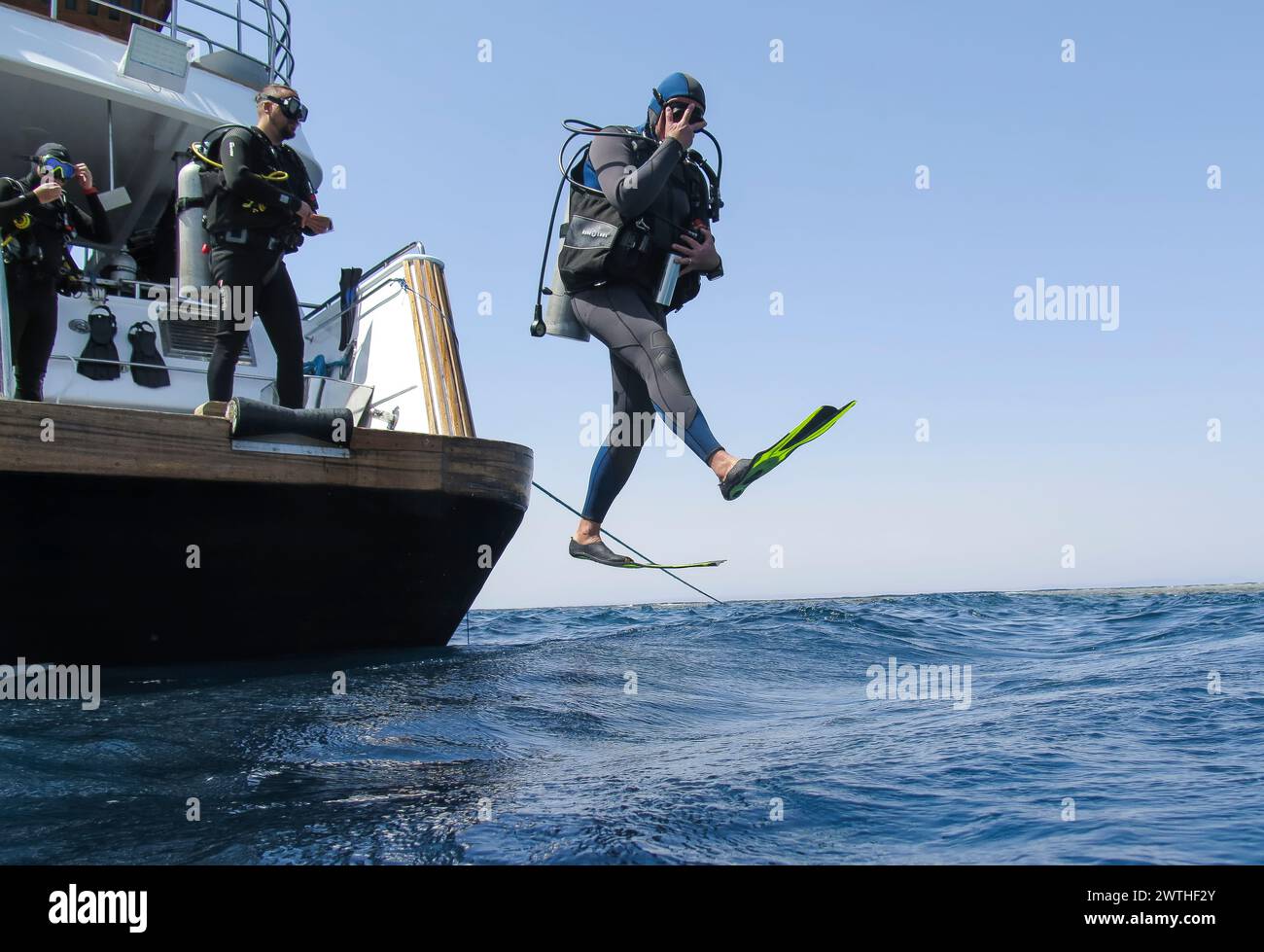 Taucher springt vom Tauchschiff ins Wasser, Rotes Meer, Ägypten Banque D'Images