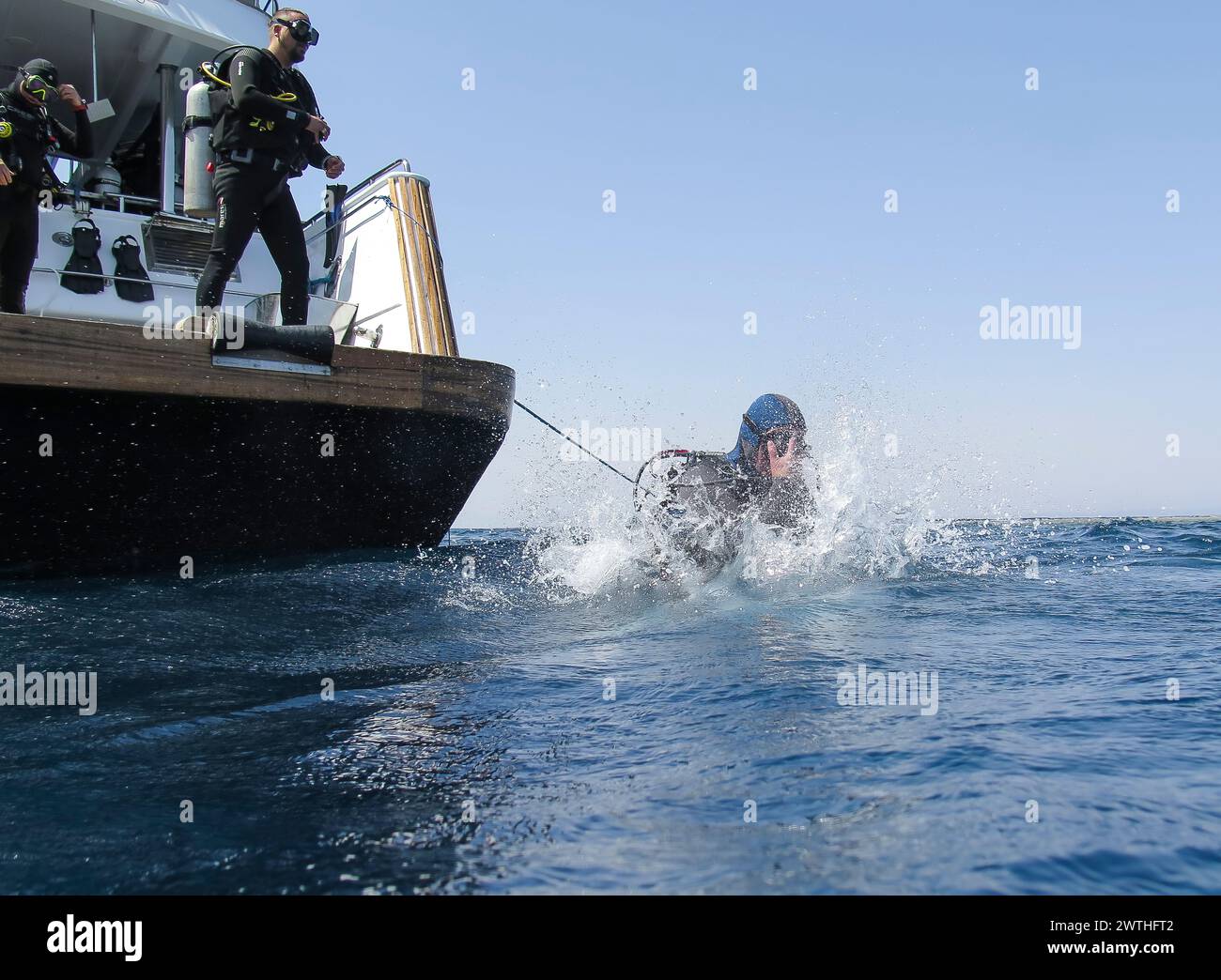 Taucher springt vom Tauchschiff ins Wasser, Rotes Meer, Ägypten Banque D'Images