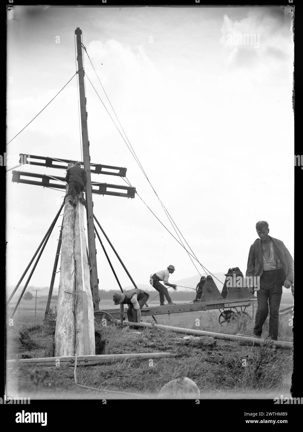 Levage de négatifs noir et blanc pour poteaux téléphoniques, négatifs pour plaques sèches en gélatine Banque D'Images