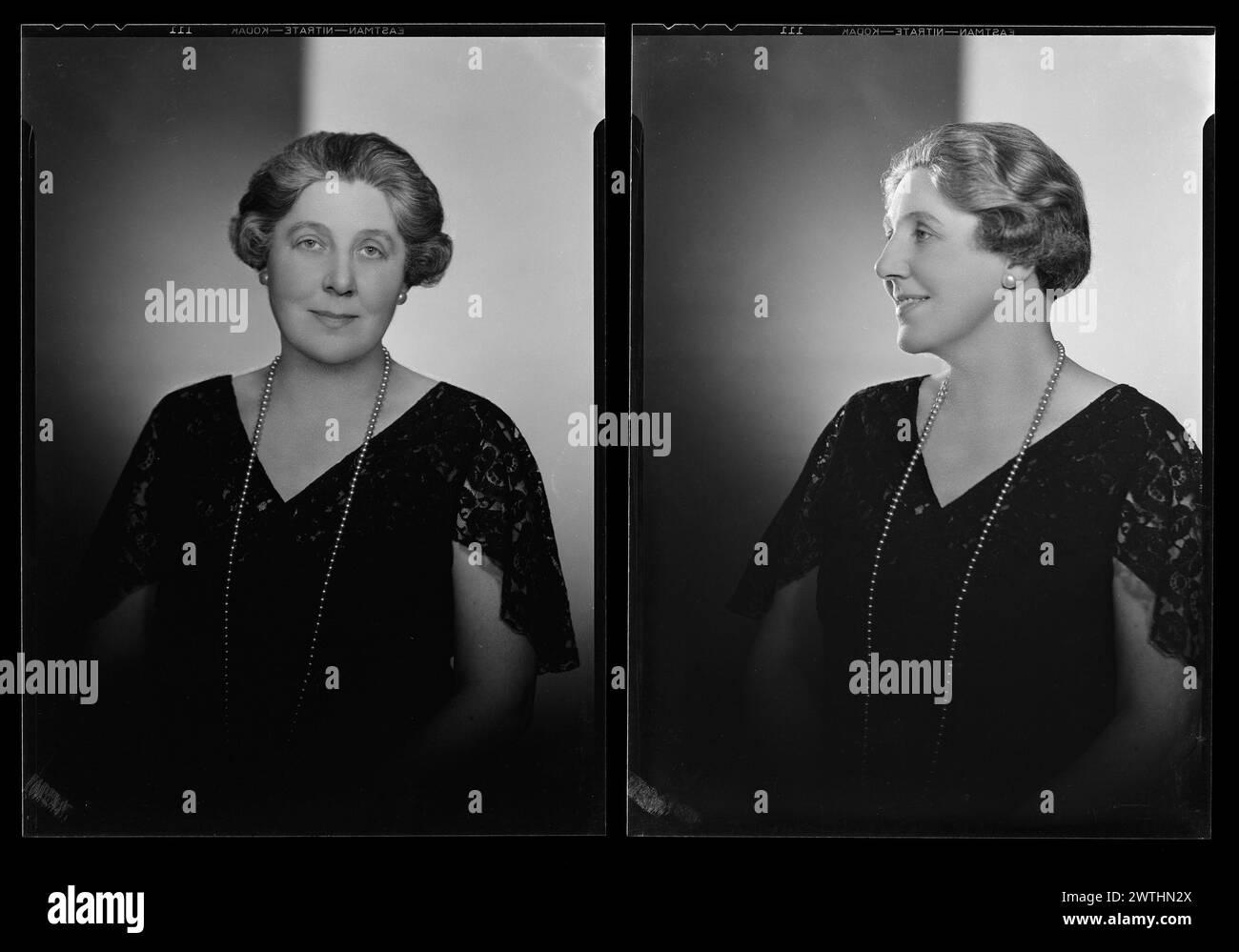 Femme ; négatifs nitrés « Mrs Wallace Smith » inscrits, négatifs argentés en gélatine, négatifs en noir et blanc, portraits de studio Banque D'Images
