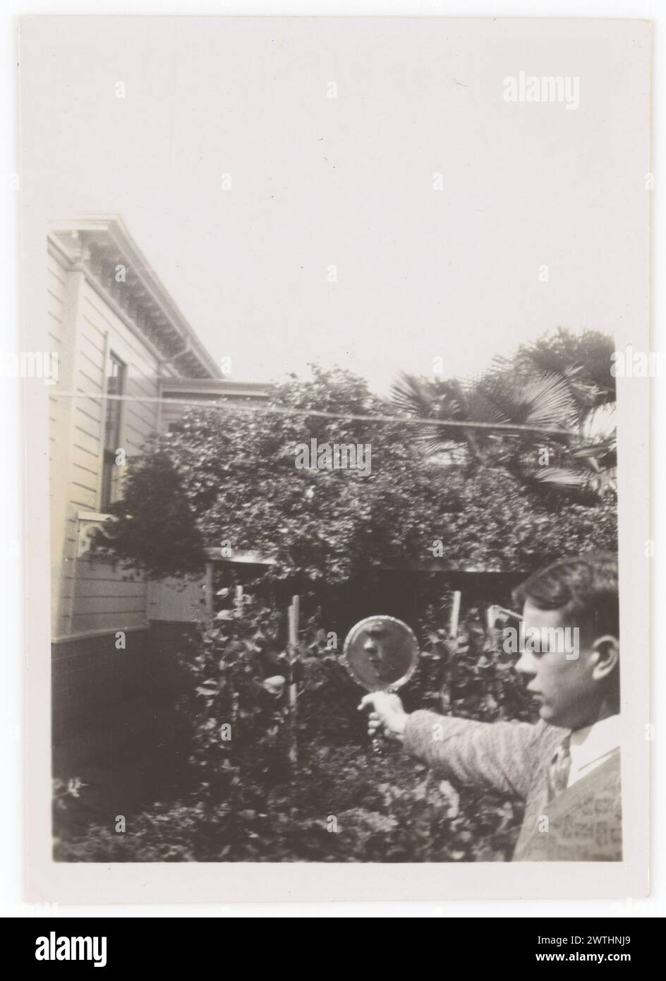 Homme tenant un miroir tirages photographiques, tirages noir et blanc, tirages argentés gélatineux Banque D'Images