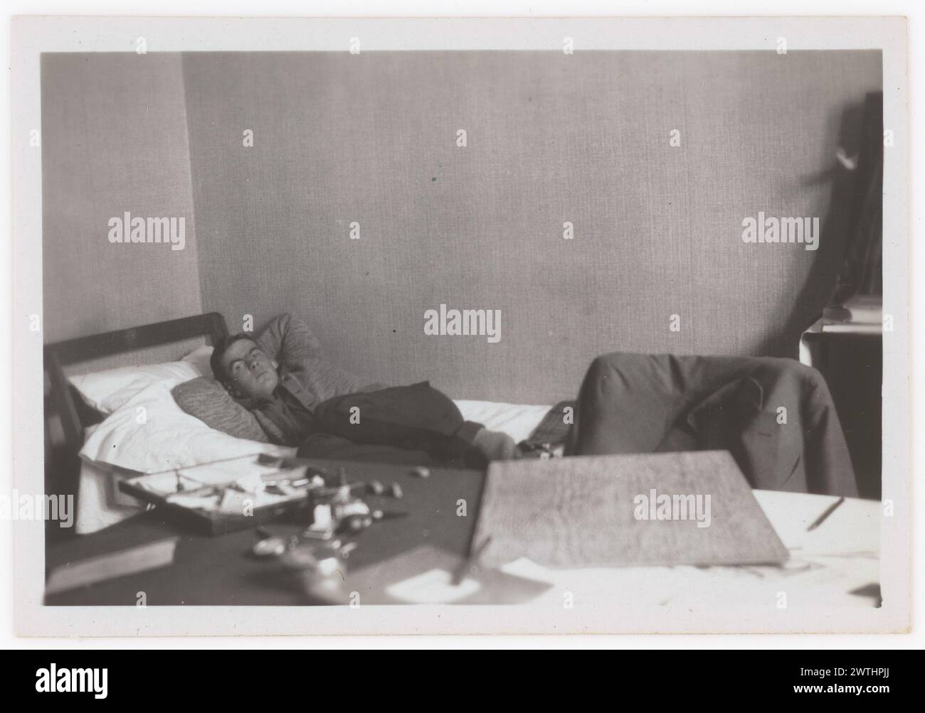 Leo Bensemann allongé sur un lit tirages photographiques, tirages noir et blanc, tirages argentés gélatineux Banque D'Images