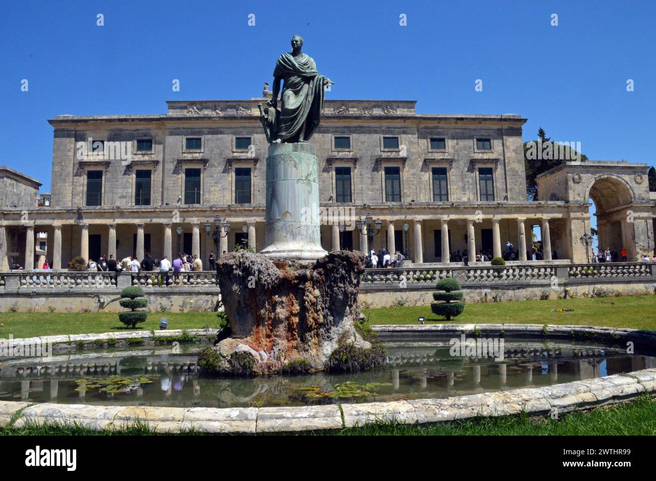Grèce, Île de Corfou, Kerkyra (ville de Corfou) : statue de Sir Frederick Adam, deuxième haut-commissaire britannique, devant le palais des réunions Michael Banque D'Images