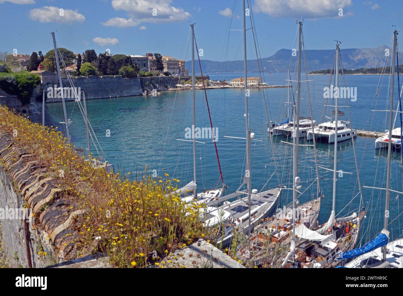 Grèce, Île de Corfou, Kerkyra (ville de Corfou) : vue de préparés Nicholas Bay depuis le Paleo Frourio (vieille forteresse), avec des yachts amarrés au premier plan. Banque D'Images