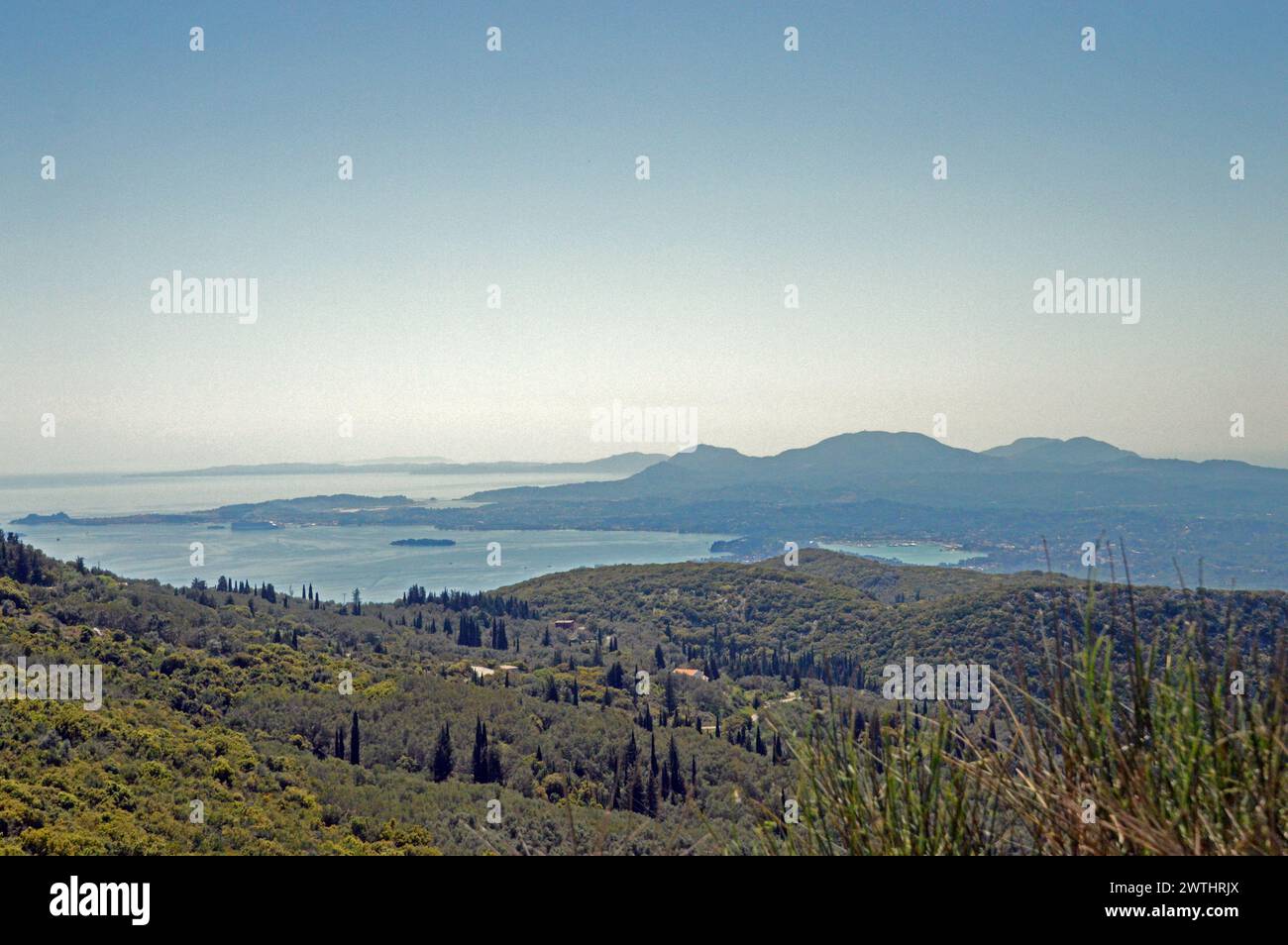 Grèce, île de Corfou, sommet du mont Pantokrator (914 mètres) : vue sur la baie d'Ipsos à la ville de Kerkyra, avec bateau de croisière amarré et île de la souris vi Banque D'Images