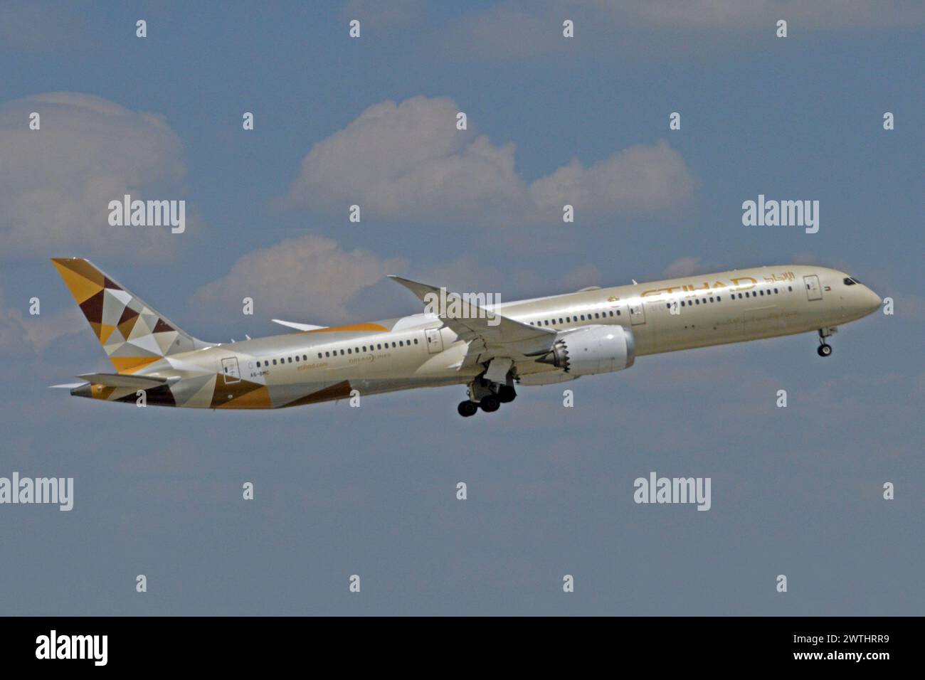 Allemagne, Bavière, Munich : A6-BMC Boeing 787-10 (c/n 60757) d'Etihad Airways à l'aéroport Franz Josef Strauss de Munich. Banque D'Images