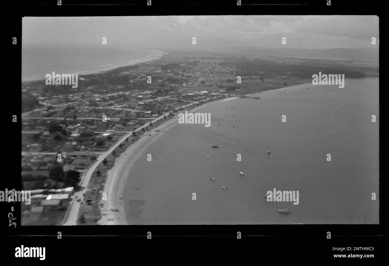 Le grand tombolo (avec le canton du Mont) regardant au sud-est des pentes supérieures du Maunganui. Bay of Plenty, à gauche, Tauranga Harbour, négatifs noir et blanc à droite, négatifs argentés gélatineux Banque D'Images