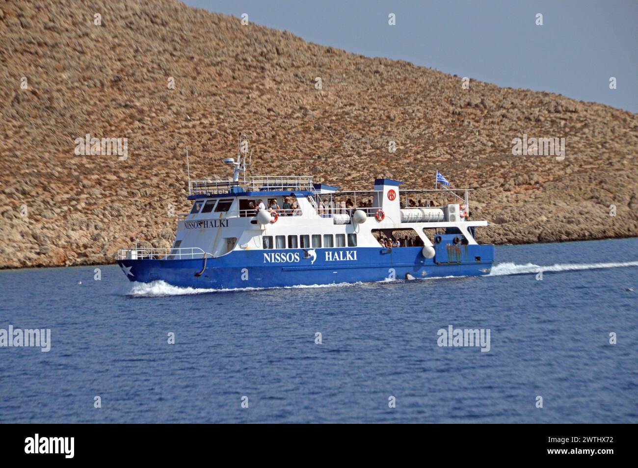 Grèce, Île de Chalki : le ferry local arrivant des îles voisines. Banque D'Images