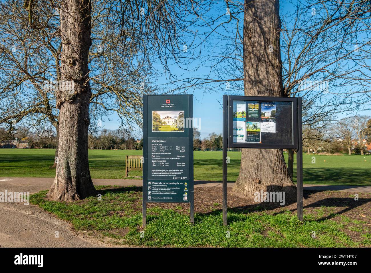 Un panneau d'information et un panneau d'affichage à Marble Hill Park à Twickenham, Surrey par une journée ensoleillée au début du printemps Banque D'Images