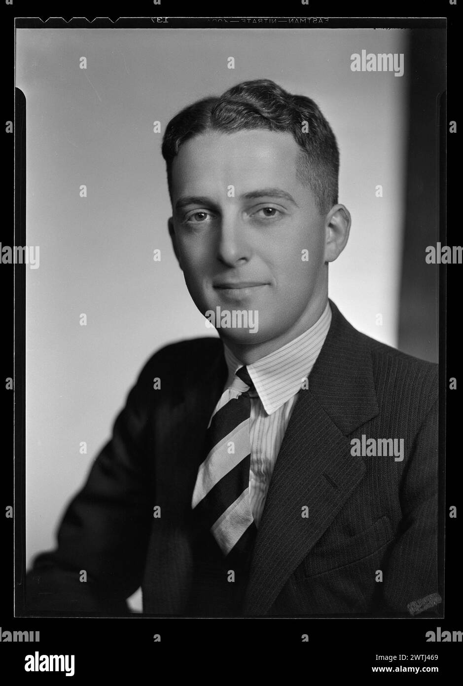 Homme ; négatifs nitrés « Mr Gibbons » inscrits, négatifs argentés en gélatine, négatifs en noir et blanc, portraits de studio Banque D'Images