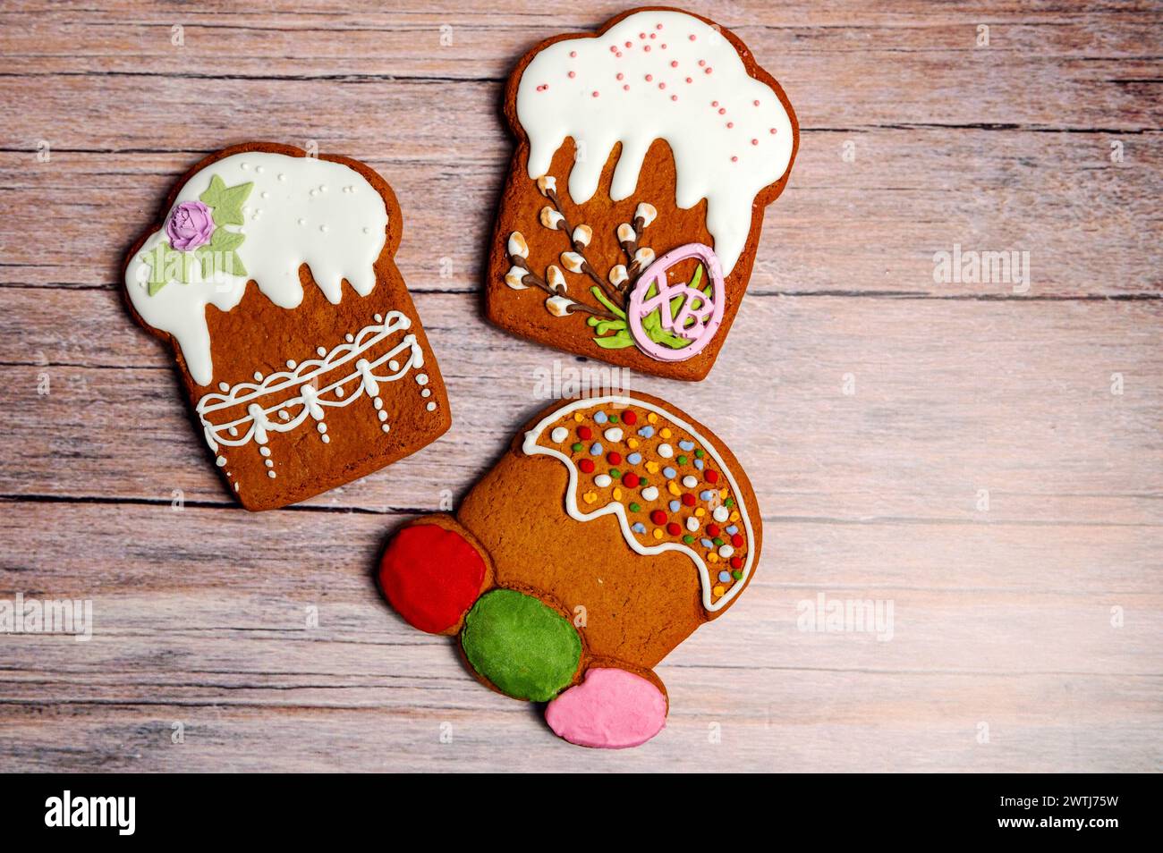 Biscuit de pain d'épices de Pâques sur une table en bois. Biscuits pour Pâques Banque D'Images