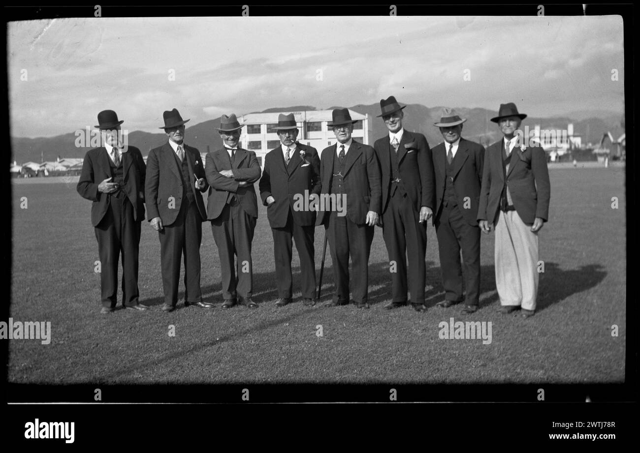 Groupe d'hommes debout sur Petone Recreation négatif argenté gélatine moulu, négatifs noir et blanc Banque D'Images