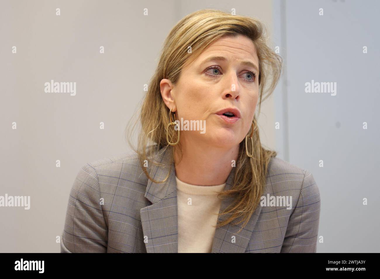 Charleroi, Belgique. 18 mars 2024. La ministre de l'intérieur Annelies Verlinden a photographié lors d'une conférence de presse du bureau du procureur sur l'opération de police plus tôt aujourd'hui à Lodelinsart, Charleroi, lundi 18 mars 2024. Une perquisition de maison a dégénéré tôt lundi matin, lorsque le résident a commencé à tirer sur des policiers. Un membre de la Force de police spéciale est mort et plusieurs autres ont été blessés. L'agresseur aurait été neutralisé. BELGA PHOTO VIRGINIE LEFOUR crédit : Belga News Agency/Alamy Live News Banque D'Images