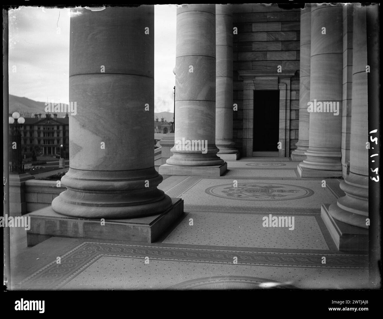 Colonnes de marbre et pavement en mosaïque à l'entrée principale, négatifs noir et blanc des édifices du Parlement Banque D'Images