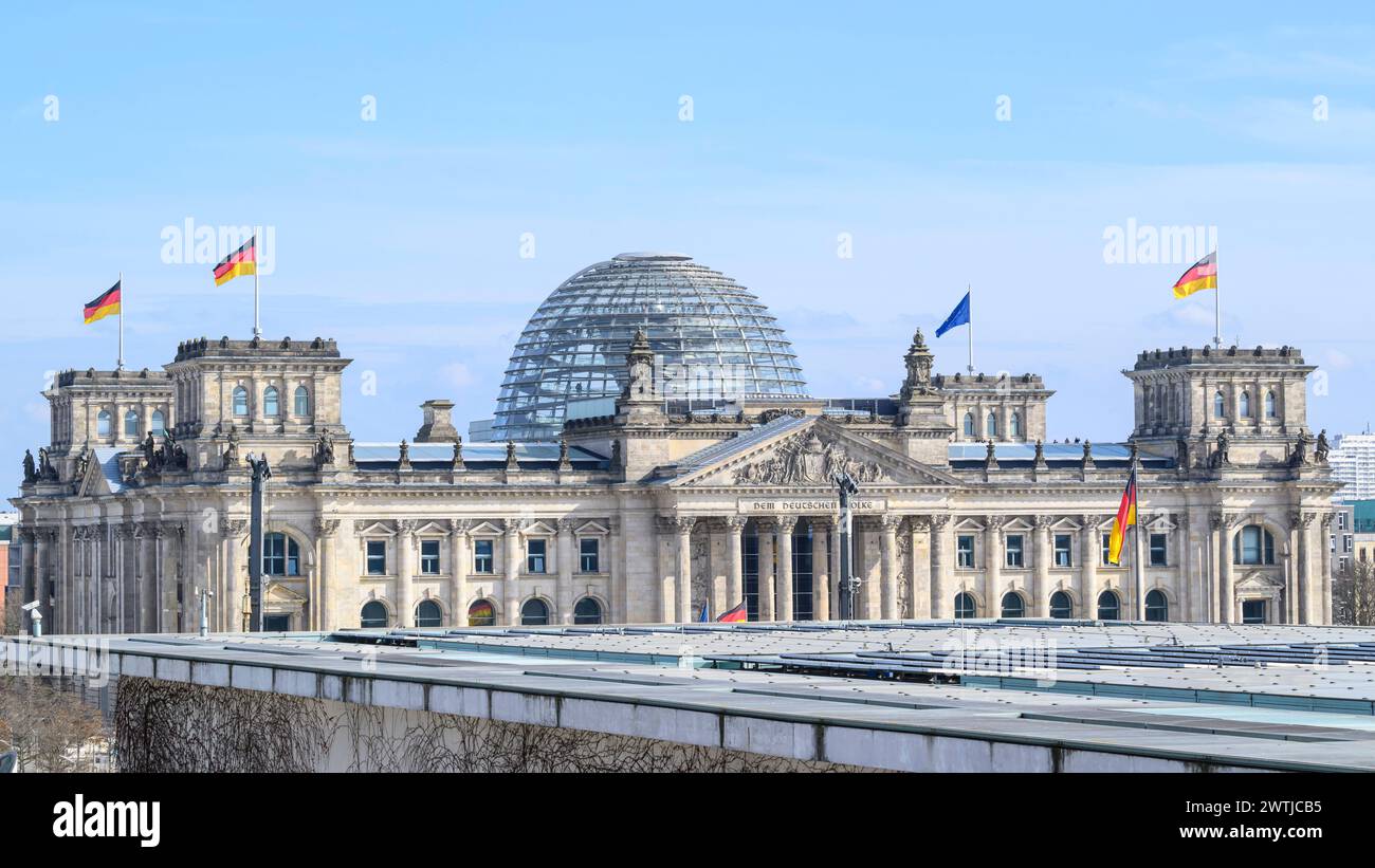 Blick vom Kanzleramt auf den Bundestag mit Fahnen, Flaggen im Wind, militaerische Ehren zur Begruessung des Staatspraesidenten der Republik Frankreich, Emmanuel Macron, und des Ministerpraesidenten der Republik Polen, Donald Tusk, durch Bundeskanzler Olaf Scholz, Kanzleramt Berlin, 15.03. 2024, *** vue de la Chancellerie au Bundestag avec drapeaux, drapeaux dans le vent, honneurs militaires pour accueillir le président de la République française, Emmanuel Macron, et le premier ministre de la République de Pologne, Donald Tusk, par le Chancelier Olaf Scholz, Chancellerie Berlin, 15 03 2024, Copyright : HMBxMedi Banque D'Images