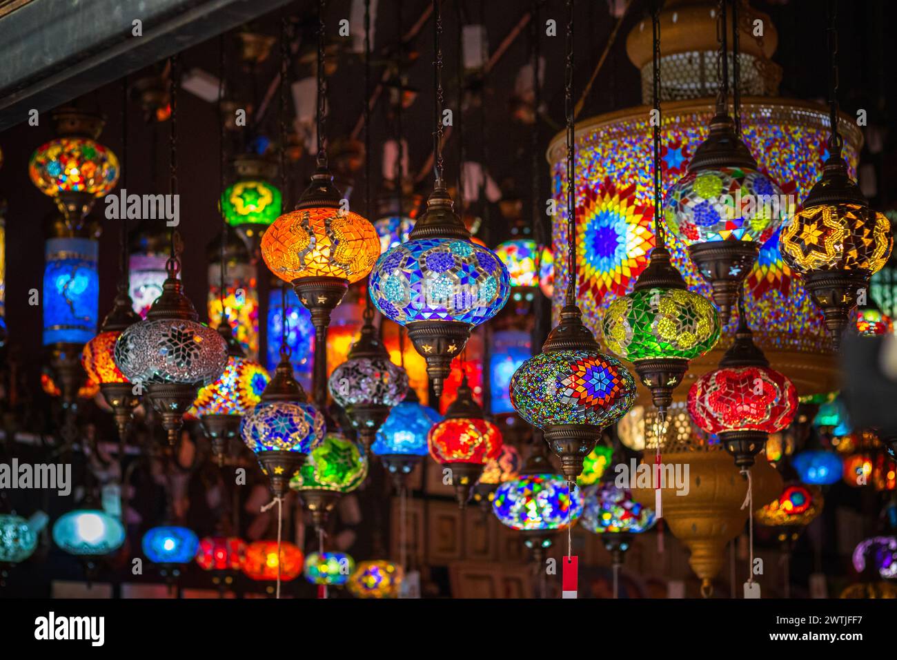 Lampe en mosaïque turque lumière traditionnelle orientale exposée au marché Camden à Londres, Royaume-Uni Banque D'Images