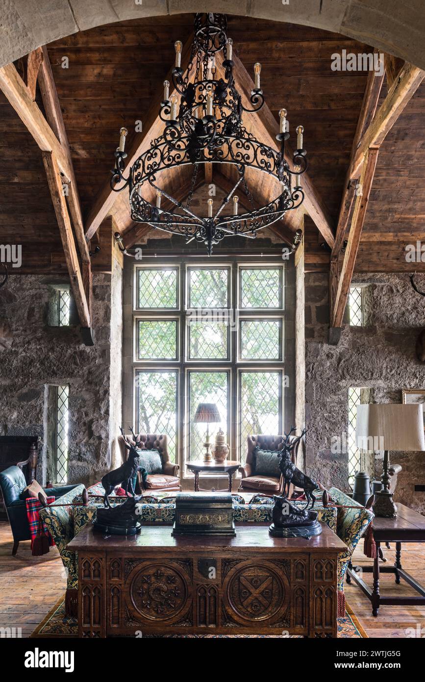 Candélabres antiques dans le salon de l'hôtel de luxe à Ardfin sur l'île du Jura, Hébrides intérieures, Écosse, Royaume-Uni Banque D'Images
