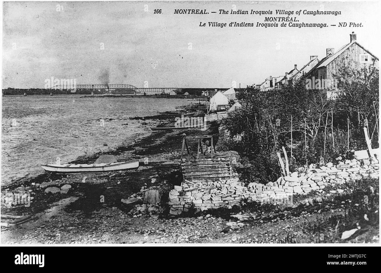 Collotype - vue de maisons sur le front de mer à Kahnawà:ke, QC, vers 1907 Neurdein Frères Banque D'Images