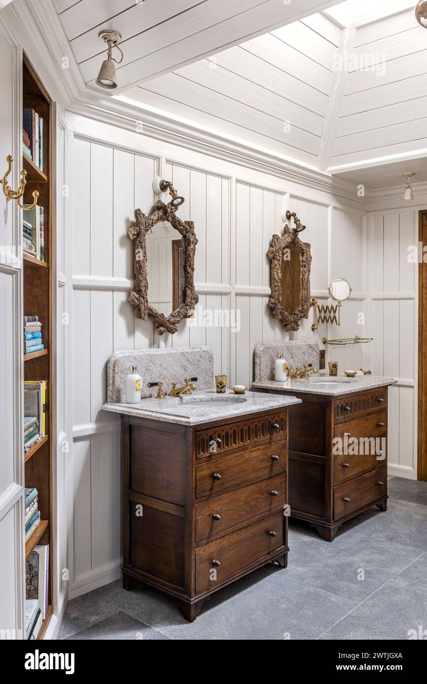 Paire de lavabos en bois antique avec cadres de miroir en bois flotté dans un hôtel de luxe à Ardfin sur l'île du Jura, Hébrides intérieures, Écosse, Royaume-Uni Banque D'Images