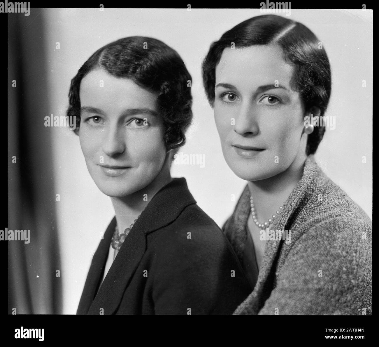 Femme ; négatifs argentés en gélatine gravés 'Miss Molly Brown', négatifs en noir et blanc, portraits de studio Banque D'Images