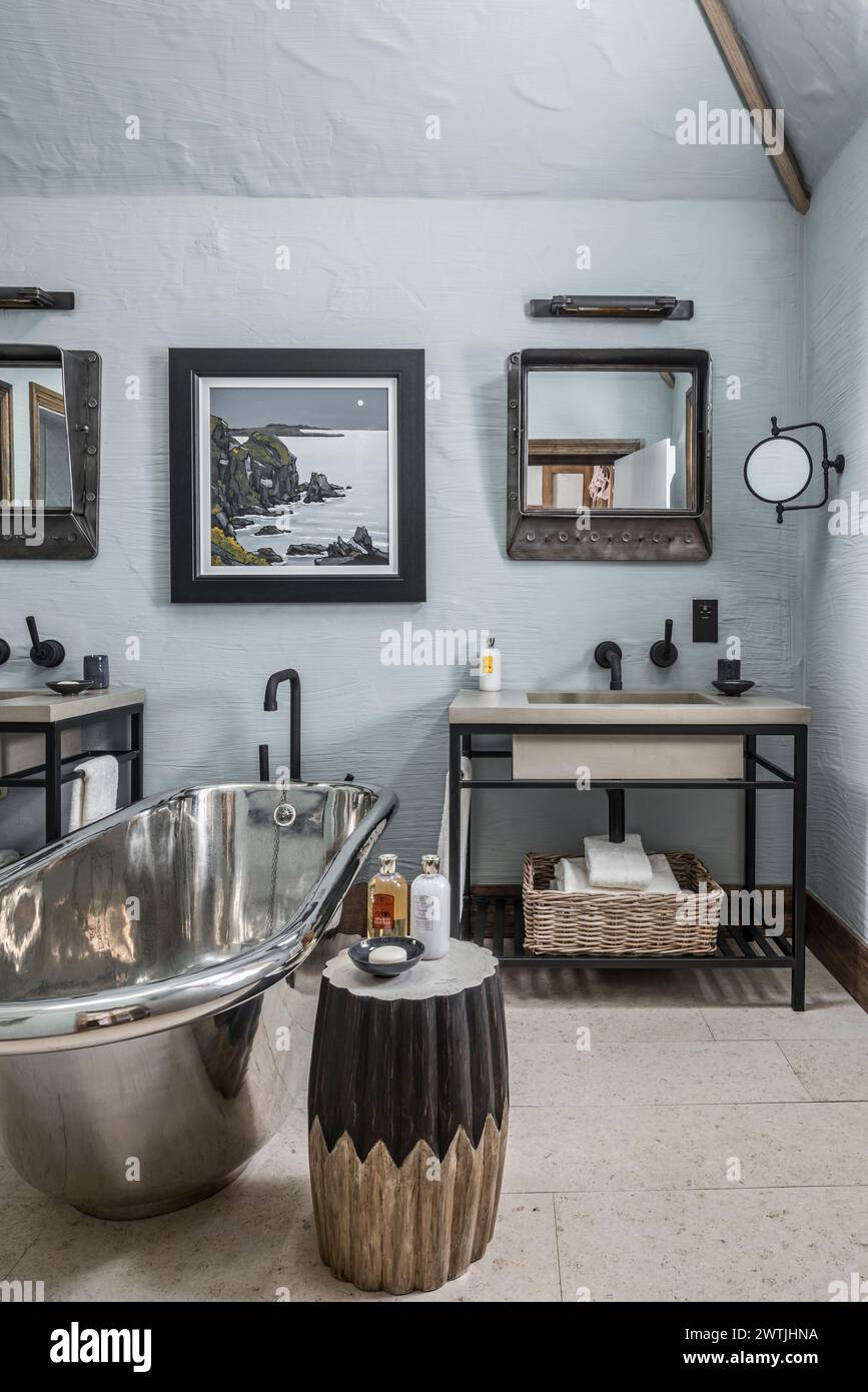 Baignoire autoportante en acier inoxydable dans la salle de bains bleu clair de l'hôtel de luxe à Ardfin sur l'île du Jura, Hébrides intérieures, Écosse, Royaume-Uni Banque D'Images