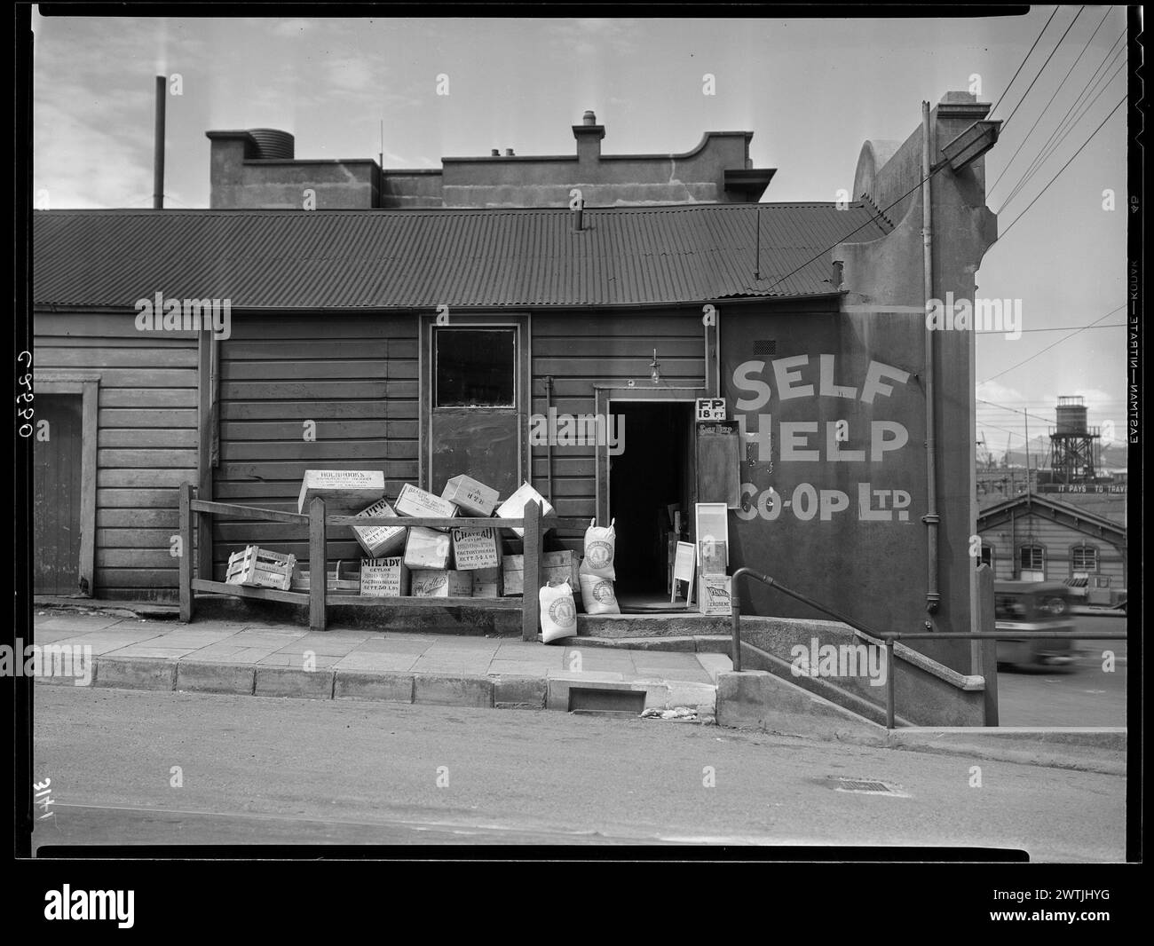 Self Help Co-op Grocery Store, coin Mulgrave Street et Lambton Quay négatifs nitrate, négatifs noir et blanc Banque D'Images