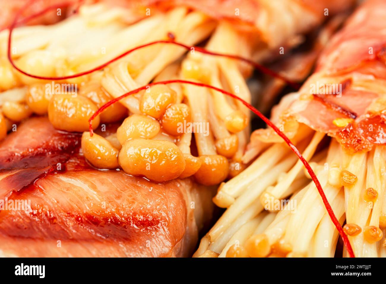 Hors-d'œuvre aux champignons Enoki frit dans du bacon. Cuisine asiatique. Délicieux plat japonais. Macro Banque D'Images