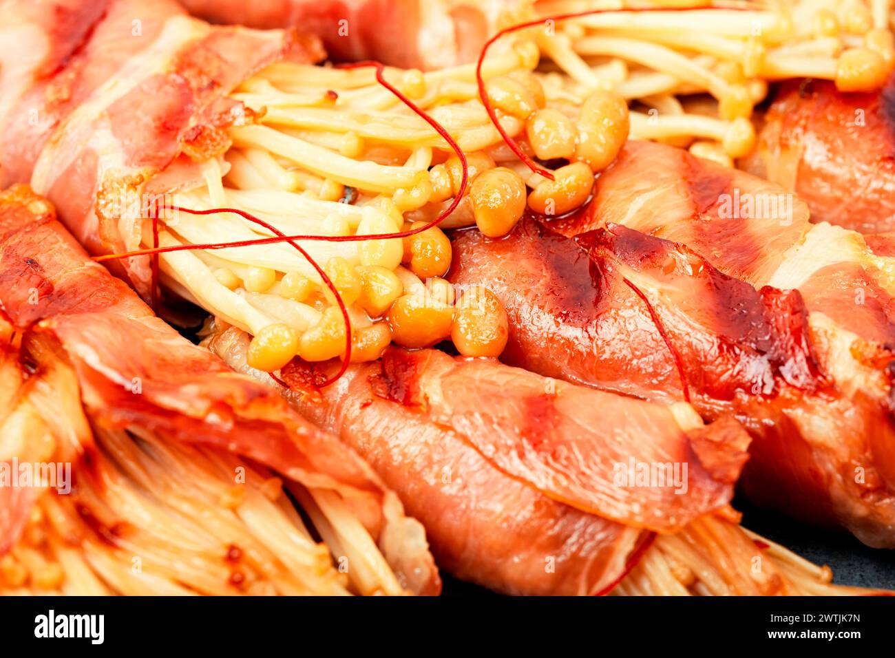 Hors-d'œuvre aux champignons Enoki frit dans du bacon. Cuisine asiatique. Délicieux plat japonais. Macro Banque D'Images