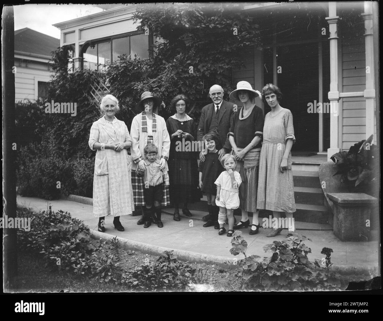 Groupe devant la maison ... négatifs noir et blanc Banque D'Images
