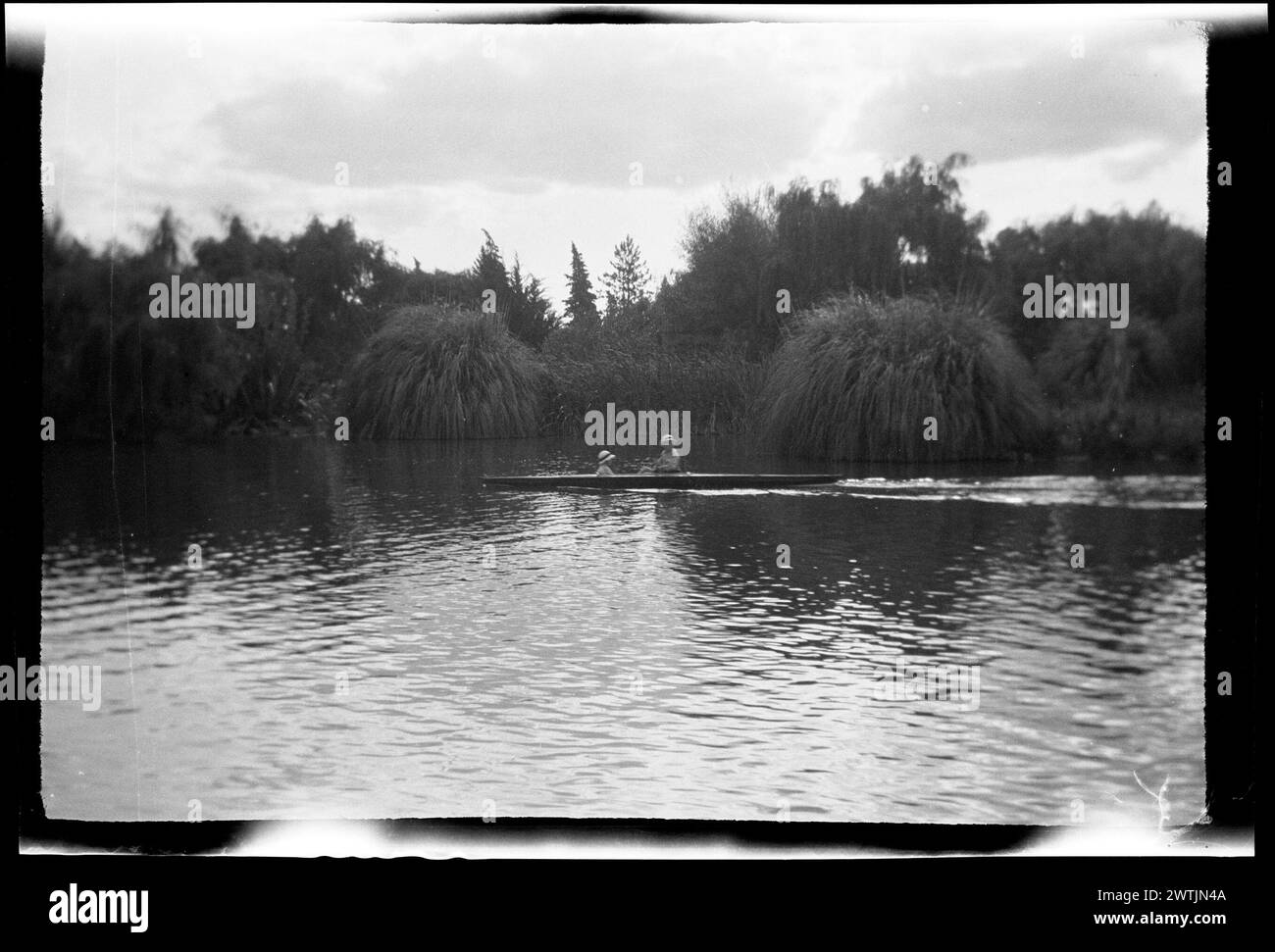 [Canoë sur une rivière] négatifs argentés gélatineux, négatifs noir et blanc Banque D'Images